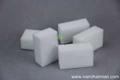 怎樣去除衛生間鏡子上的頑固水漬？用納米海綿